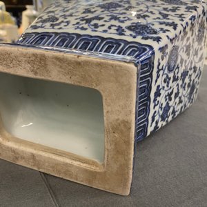 Een Chinese blauw-witte vaas met florale slingers, Qianlong — foto 17