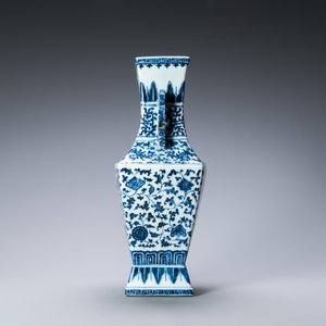 Een Chinese blauw-witte vaas met florale slingers, Qianlong — foto 2