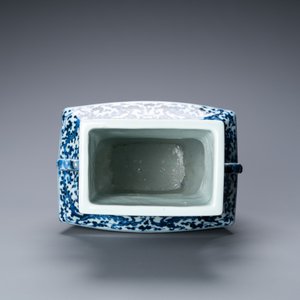 Een Chinese blauw-witte vaas met florale slingers, Qianlong — foto 5