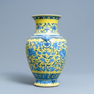 Een Chinese blauw-witte vaas met gele fondkleur, 19e eeuw — foto 4
