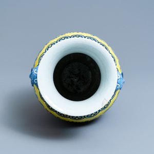 Een Chinese blauw-witte vaas met gele fondkleur, 19e eeuw — foto 5