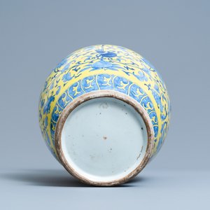 Een Chinese blauw-witte vaas met gele fondkleur, 19e eeuw — foto 6