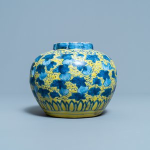 Een Chinese blauw-witte vaas met gele fondkleur met eekhoorns bij kalebasfruit, Wanli — foto 4