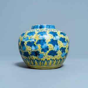 Een Chinese blauw-witte vaas met gele fondkleur met eekhoorns bij kalebasfruit, Wanli — foto 5