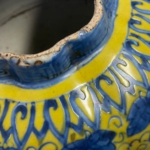 Een Chinese blauw-witte vaas met gele fondkleur met eekhoorns bij kalebasfruit, Wanli — foto 8