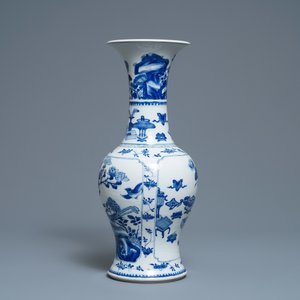 Een Chinese blauw-witte vaas met kostbaarheden en floraal decor, Kangxi — foto 2