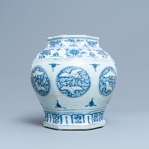 Een Chinese blauw-witte vaas met kraanvogels, Jiajing — foto 2