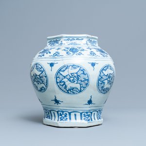Een Chinese blauw-witte vaas met kraanvogels, Jiajing — foto 3