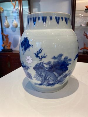 Een Chinese blauw-witte vaas met kylins, Transitie periode — foto 16