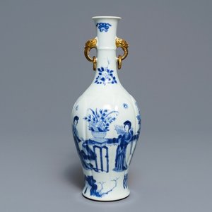 Een Chinese blauw-witte vaas met 'Lange Lijzen' in een tuin, Kangxi — foto 1