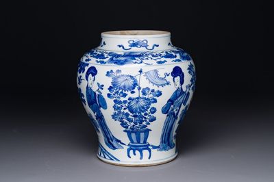 Een Chinese blauw-witte vaas met 'Lange Lijzen', Kangxi