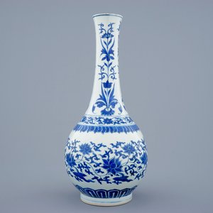 Een Chinese blauw-witte vaas met lotus scrolls, Transitie periode, 1620-1683 — foto 1