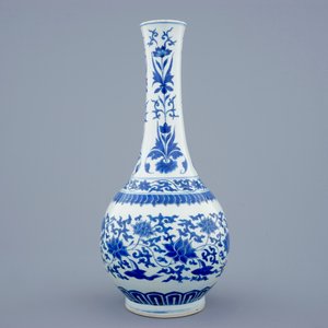 Een Chinese blauw-witte vaas met lotus scrolls, Transitie periode, 1620-1683 — foto 2