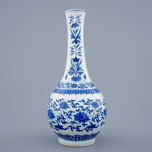 Een Chinese blauw-witte vaas met lotus scrolls, Transitie periode, 1620-1683 — foto 3