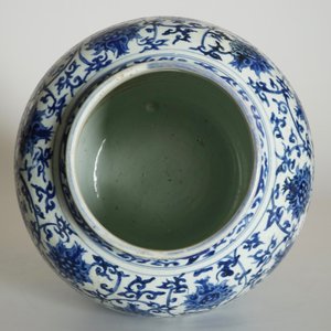 Een Chinese blauw-witte vaas met lotusdecor, Ming, Wanli — foto 11