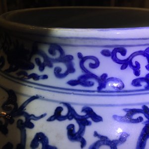 Een Chinese blauw-witte vaas met lotusdecor, Ming, Wanli — foto 14