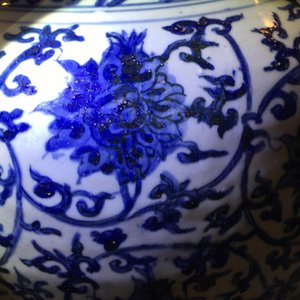Een Chinese blauw-witte vaas met lotusdecor, Ming, Wanli — foto 16