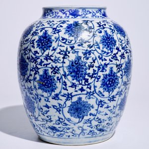 Een Chinese blauw-witte vaas met lotusdecor, Ming, Wanli — foto 3