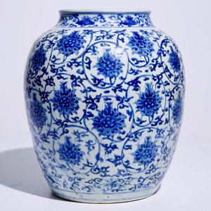 Een Chinese blauw-witte vaas met lotusdecor, Ming, Wanli — foto 4