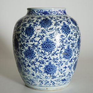 Een Chinese blauw-witte vaas met lotusdecor, Ming, Wanli — foto 7