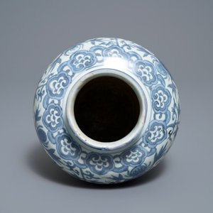 Een Chinese blauw-witte vaas met lotusslingers, 19/20e eeuw — foto 5