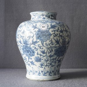 Een Chinese blauw-witte vaas met lotusslingers, 19/20e eeuw — foto 7