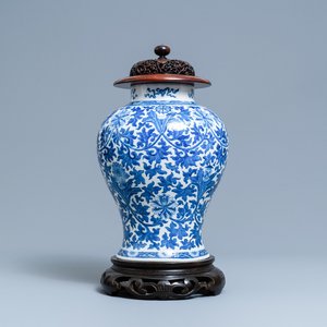 Een Chinese blauw-witte vaas met lotusslingers, 19e eeuw — foto 1