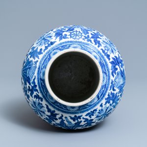 Een Chinese blauw-witte vaas met lotusslingers, 19e eeuw — foto 7
