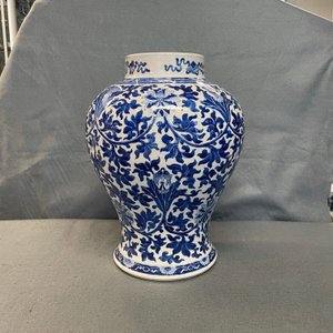 Een Chinese blauw-witte vaas met lotusslingers, 19e eeuw — foto 10