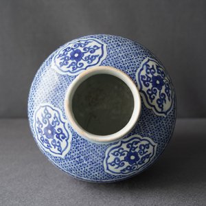 Een Chinese blauw-witte vaas met lotusslingers, gedateerd 1587, Wanli merk en periode — foto 12
