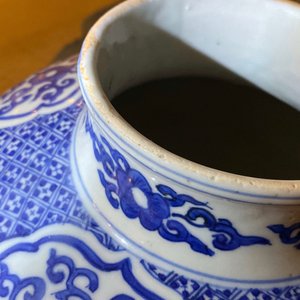 Een Chinese blauw-witte vaas met lotusslingers, gedateerd 1587, Wanli merk en periode — foto 14