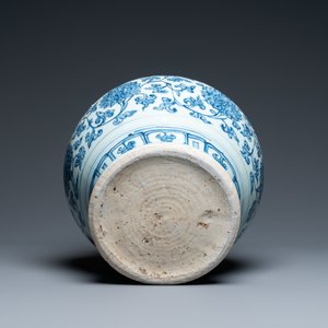 Een Chinese blauw-witte vaas met lotusslingers, Hongzhi — foto 5