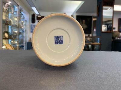 Een Chinese blauw-witte vaas met lotusslingers in Ming-stijl, Qianlong merk maar wellicht later — foto 2