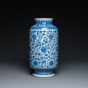 Een Chinese blauw-witte vaas met lotusslingers in Ming-stijl, Qianlong merk maar wellicht later — foto 2