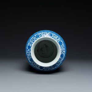 Een Chinese blauw-witte vaas met lotusslingers in Ming-stijl, Qianlong merk maar wellicht later — foto 5