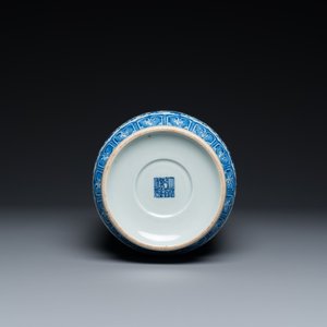 Een Chinese blauw-witte vaas met lotusslingers in Ming-stijl, Qianlong merk maar wellicht later — foto 6
