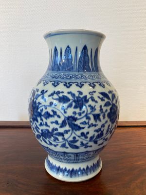 Een Chinese blauw-witte vaas met lotusslingers in Ming-stijl, Qianlong — foto 2