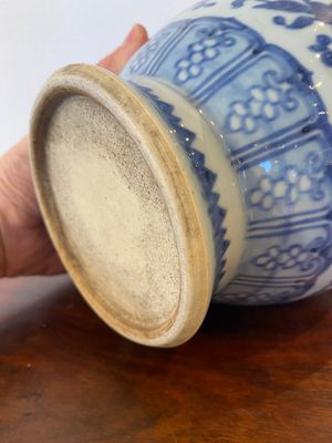 Een Chinese blauw-witte vaas met lotusslingers in Ming-stijl, Qianlong — foto 5