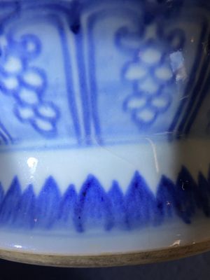 Een Chinese blauw-witte vaas met lotusslingers in Ming-stijl, Qianlong — foto 10