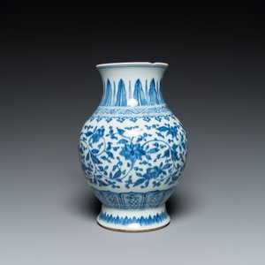 Een Chinese blauw-witte vaas met lotusslingers in Ming-stijl, Qianlong — foto 4