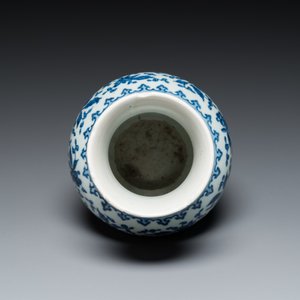 Een Chinese blauw-witte vaas met lotusslingers in Ming-stijl, Qianlong — foto 6