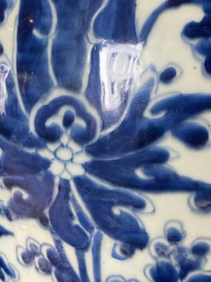 Een Chinese blauw-witte vaas met lotusslingers, Kangxi — foto 11