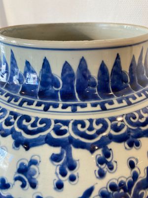 Een Chinese blauw-witte vaas met lotusslingers, Kangxi — foto 4