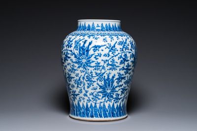 Een Chinese blauw-witte vaas met lotusslingers, Kangxi
