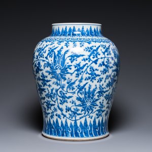 Een Chinese blauw-witte vaas met lotusslingers, Kangxi — foto 4