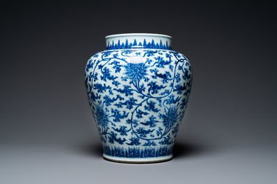 Een Chinese blauw-witte vaas met lotusslingers, Kangxi