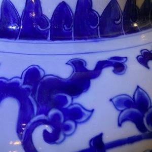 Een Chinese blauw-witte vaas met lotusslingers, Kangxi — foto 11