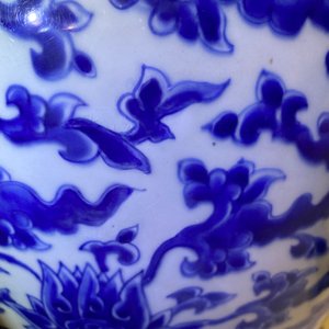 Een Chinese blauw-witte vaas met lotusslingers, Kangxi — foto 14