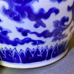 Een Chinese blauw-witte vaas met lotusslingers, Kangxi — foto 17