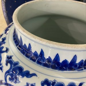 Een Chinese blauw-witte vaas met lotusslingers, Kangxi — foto 21